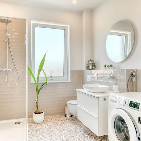 Проживание в семье One Moment Boardinghouse - *